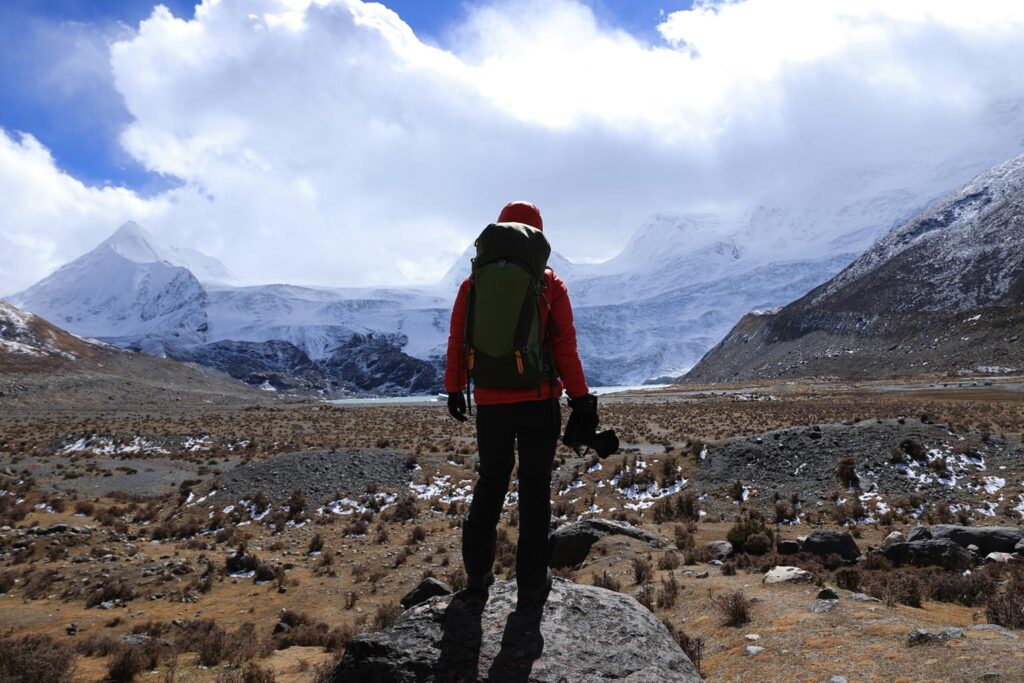 woman hiker with camera in winter mountains 8HZH2E4.JPG compressed